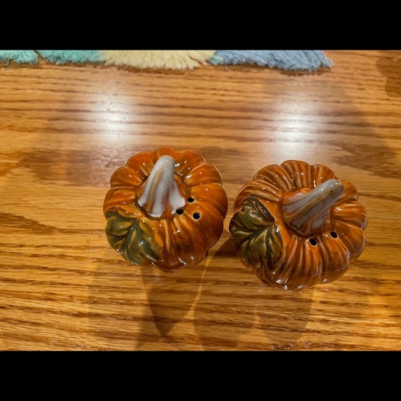 Pumpkin salt and pepper shakers - Picture 4 of 5